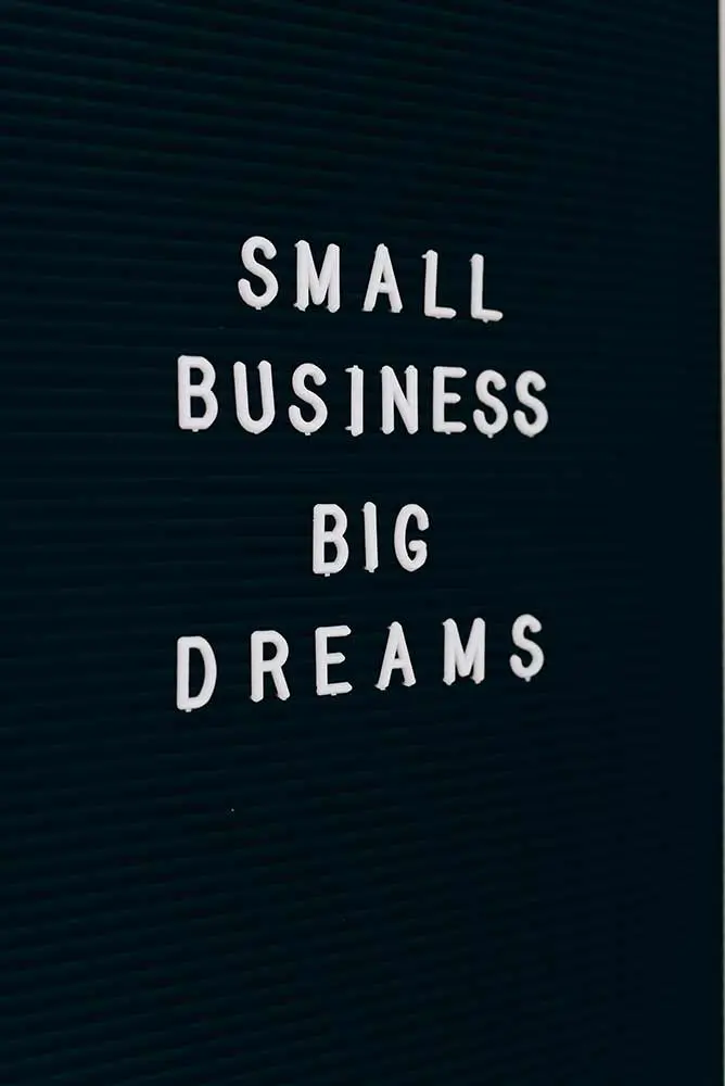 Κατασκευή ιστοσελιδων - Φράση small business big dreams που αντιπροσώπευει το δικαίωμα που έχει κάθε επιχείρηση για κατασκευή δυναμικής ιστοσελίδας στην Ελλάδα ανεξαρτήτως του διαθέσιμου προυπολογισμού