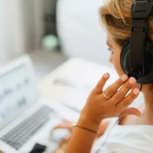 Γυναίκα κάνει video call και συμβολίζει την φάση παράδοσης και υποστήριξης στην σχεδίαση ιστοσελίδας