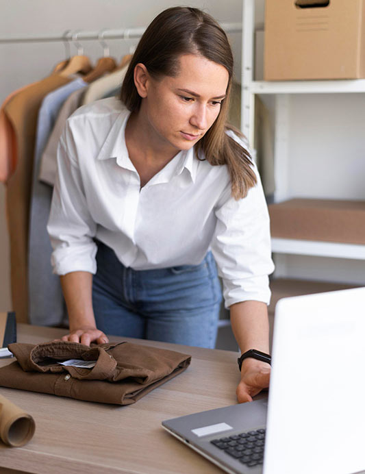 Κατασκευή Eshop - Γυναίκα ιδιοκτήτρια e-shop εργάζεται στον υπολογιστή για τη διαχείριση και ανάπτυξη του ηλεκτρονικού καταστήματος WooCommerce